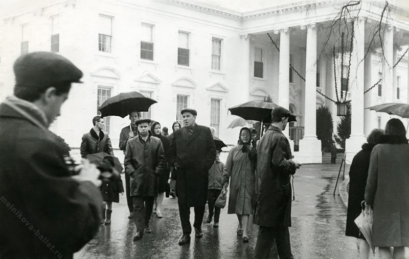 У Белого Дома. Вашингтон, США, декабрь 1964 года, фото 13а.