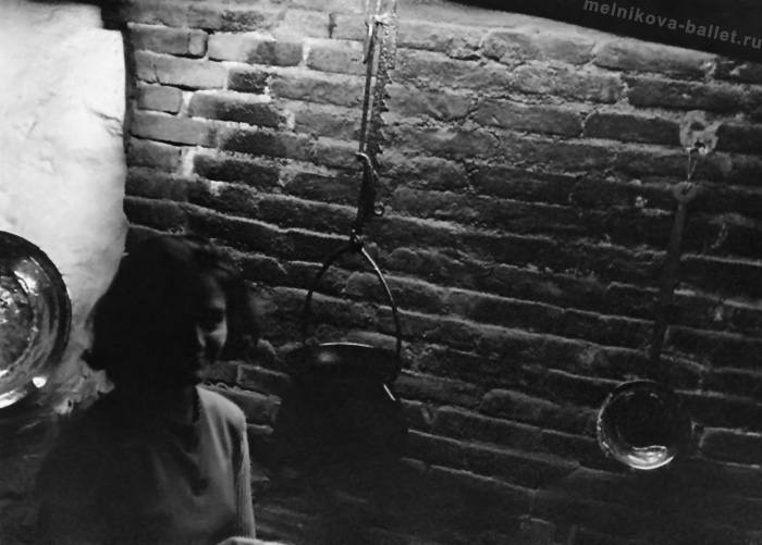 Л.Л.Мельникова у очага в доме Шекспира в Стредфорде - Великобритания, 1966 год, фото 57б