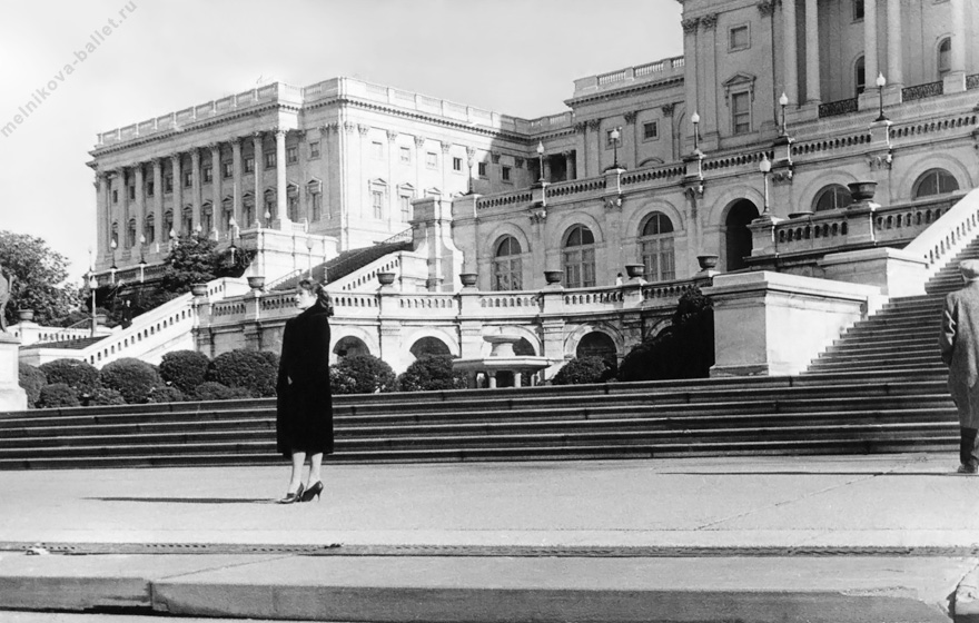 Людмила Леонидовна Мельникова около лестницы Капитолия - Вашингтон, США, декабрь 1964 года, фото 9a
