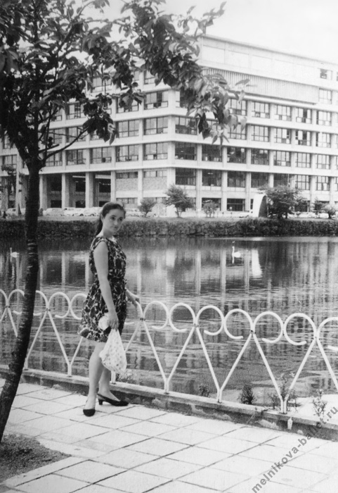 Л.Л.Мельникова около отеля - гастроли в Японии, 1969 год, фото 6а