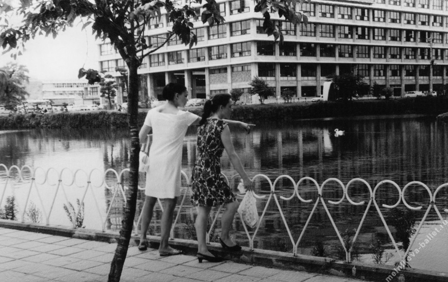 Около отеля -  Нонна Звонарева и Людмила Мельникова, Япония, 1969 год, фото 6б