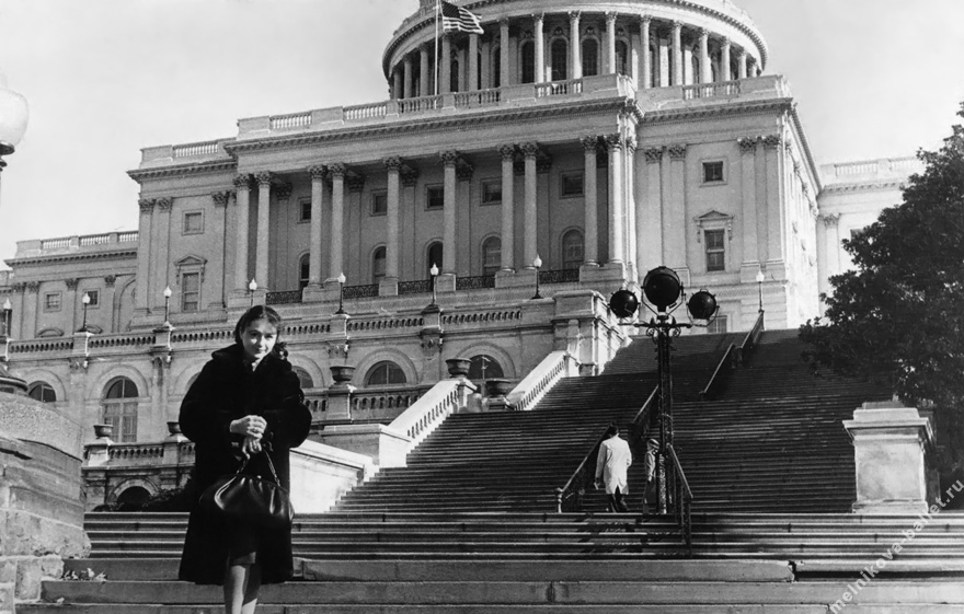Л.Л.Мельникова на лестнице, ведущей в Капитолий - Вашингтон, США, декабрь 1964 года, фото 9б