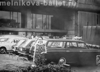 Л.Мельникова у отеля, Япония, 1969 год, фото 20