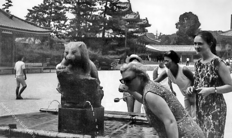 Л.Л.Мельникова и театральный парикмахер пьют воду из фонтанчика у синтоистского храма  - Япония, 1969 год, фото 24