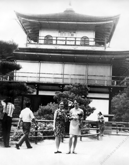 Надежда Чернова и Людмила Мельникова на экскурсии у дома самурая - Япония, 1969 год, фото 27а
