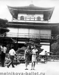 Н.Чернова, Л.Мельникова у дома самурая, Япония, 1969 год, фото 27а, 27б