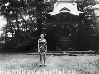 Л.Мельникова в саду, Япония, август 1969 года, фото 30а, 30б