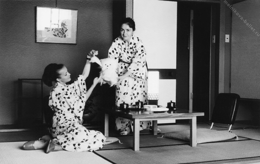 Н.Чернова и Л.Мельникова в номере отеля - Мацуэ, Япония, август 1969 года, фото 39а
