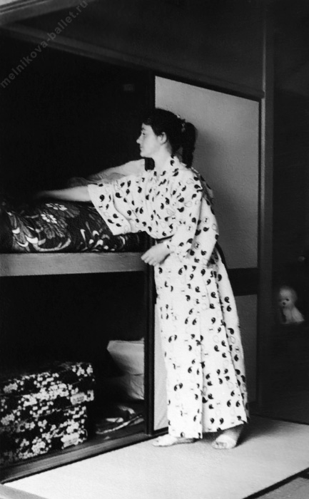 Л.Мельникова в номере отеля - Мацуэ, Япония, август 1969 года, фото 39в