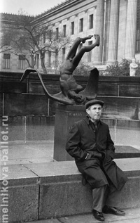 Пианист у скульптуры Икара, Филадельфия, США, 1964 года, фото 21а и 21б