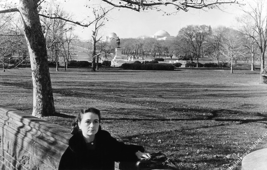 Людмила Леонидовна Мельникова около сада перед Капитолием - Вашингтон, США, декабрь 1964 года, фото 16