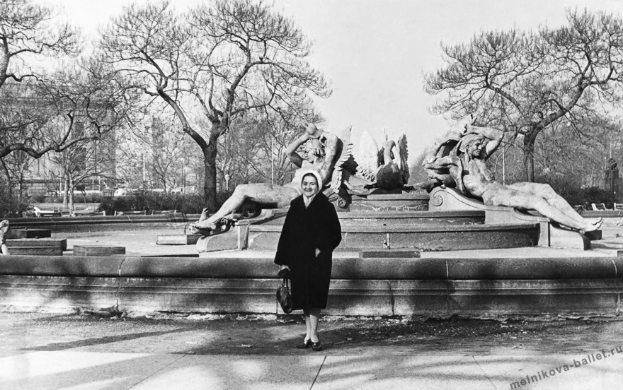 Л.Л.Мельникова у памятника или фонтана на дороге к Музею изящных искусств - Филадельфия, США, 1964 год, фото 25