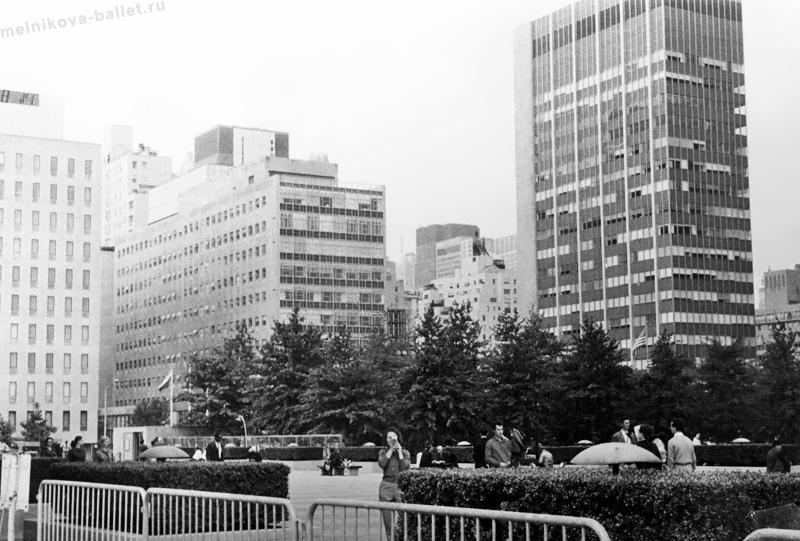 Около здания ООН - Нью-Йорк, США, 1964 год, фото 36