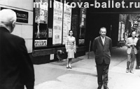 П.Рачинский, В.Федотов, Л.Мельникова у Метрополитен-опера, Нью-Йорк, США, сентябрь 1964 года, фото 39а и 39б
