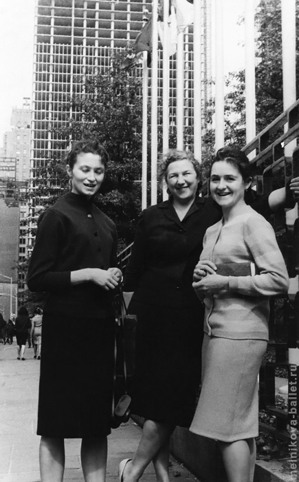Л.Л.Мельникова и другие участницы гастролей Кировского театра около ООН - Нью-Йорк, США, 1964 год, фото 43