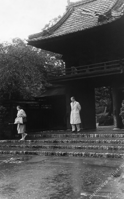 Массажистка Антонина Ивановна спускается с лестницы в японском парке - Сан-Франциско, США, 1964 год, фото 68а