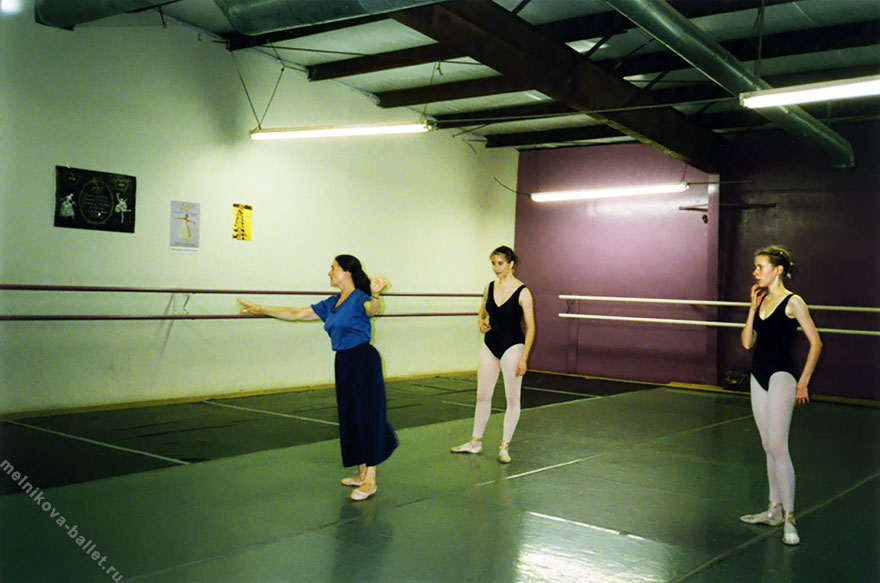Студия балета в Коламбусе, Л.Л.Мельникова проводит репетицию гавота Люлли с Лорой Каспер и Рейчел Рутланд, 1991 год