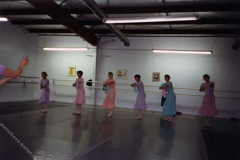 Студия в Коламбусе - ученицы Л.Л.Мельниковой репетируют танец подруг из балета 