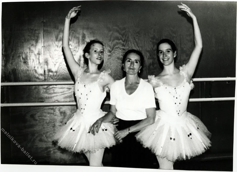 Л.Л.Мельникова и ее ученицы Р.Рутланд и Л.Каспер на репетиции в студии балета - США, Коламбус, 1991 год