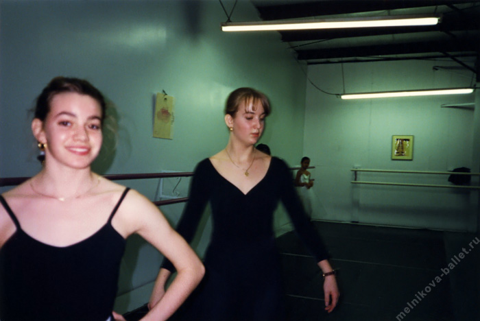 Элизабет и Лора (ученицы Л.Л.Мельниковой) на репетиции - студия балета в Коламбусе, 1994 год