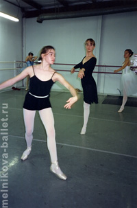 Ученицы Л.Л.Мельниковой на репетиции, 1994 год