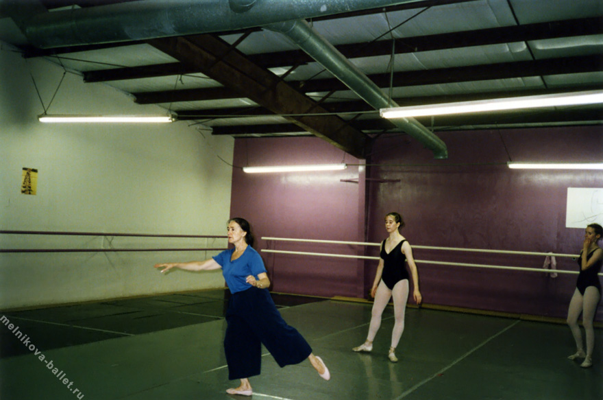 Л.Л.Мельникова и ее ученицы на уроке в студии балета - США, Коламбус, 1992 год
