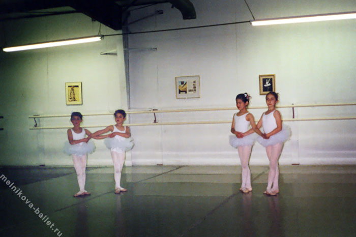 Ученицы Людмилы Леонидовны Мельниковой (Оарай, Лэя и Лиза) танцуют пиччикато в студии балета в Коламбусе, 1997 год, фото 2
