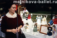 На выставке бумажных кукол, сентябрь 1991 г.