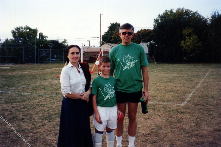 Л.Л.Мельникова, Пол и Тим Каспер на футбольном поле, США, Коламбус, сентябрь 1991 года