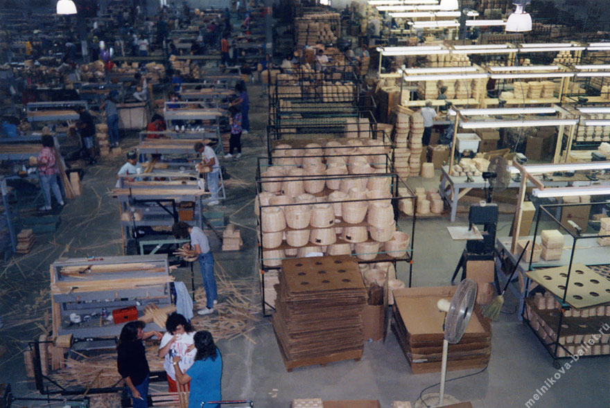 Л.Л.Мельникова и Кэти на фабрике корзин - экскурсия в Дрезден (штат Огайо), 23.10.1992 года, фото 5