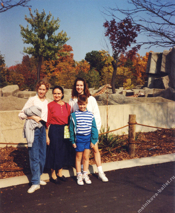 Людмила Леонидовна Мельникова, Тим, Лора и Рейчел в зоологическим саду у вольера с жирафами - США, октябрь 1991 года, фото 3